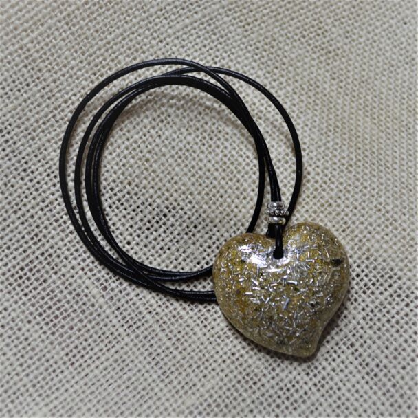 Colgante orgonita en forma de corazón